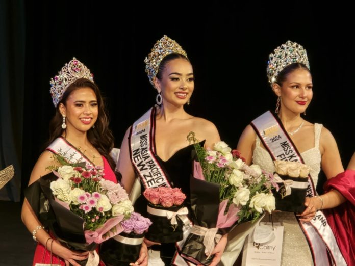 (above) Katharina Weischede (centre) Ms Asia-Pacific International New Zealand. Photo credit: Lynette Matencio